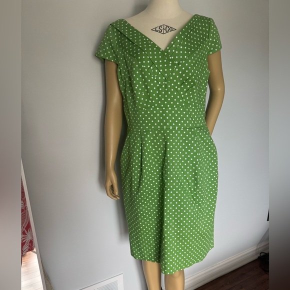 Tahari Green Polka Dot cotton Dress. Ptp 20” lenght 39” - Picture 10 of 13